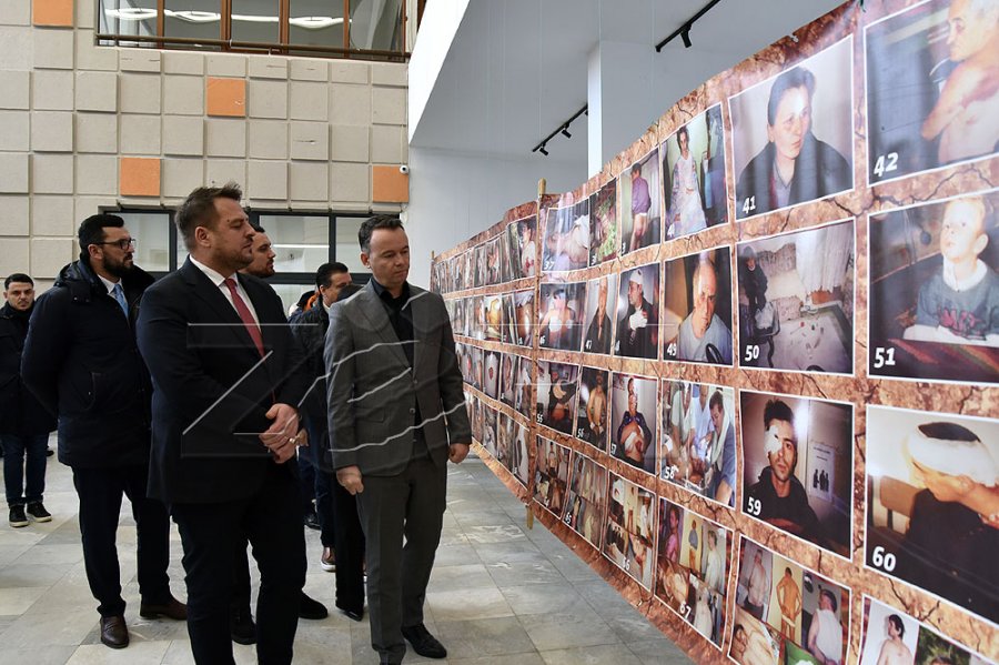 Hapet ekspozita me fotografi, që dokumentojnë krimet e kryera ndaj shqiptarëve në veri