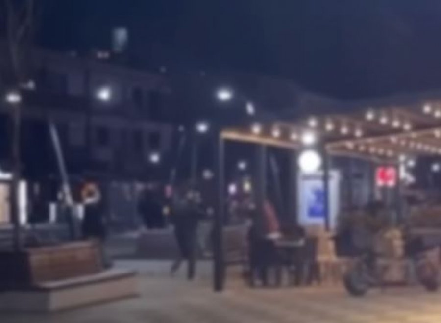 Dalin pamjet e përleshjes mes të rinjve në Lipjan, dy të miturit me lëndime të rënda [video]