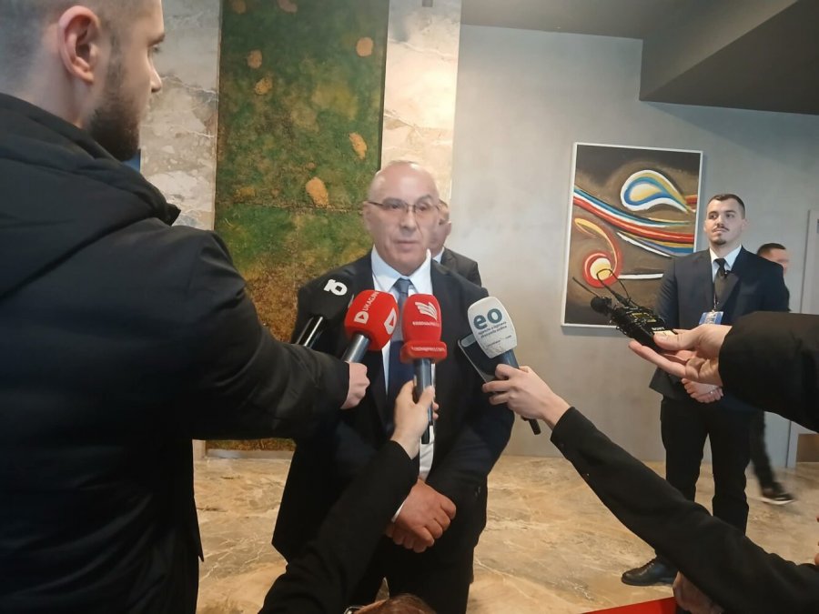 Agim Ademi refuzon pyetjet e gazetarëve, pas rizgjedhjes kryetar i FFK-së 