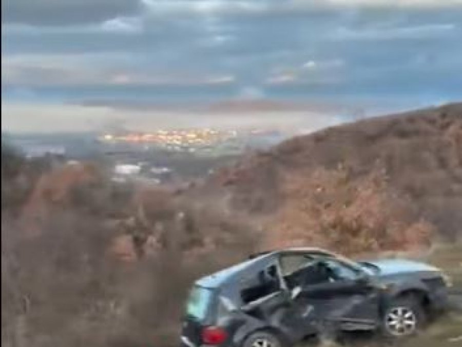 Aksident në Dollc të Klinës, vetura përfundon skaj rrugës