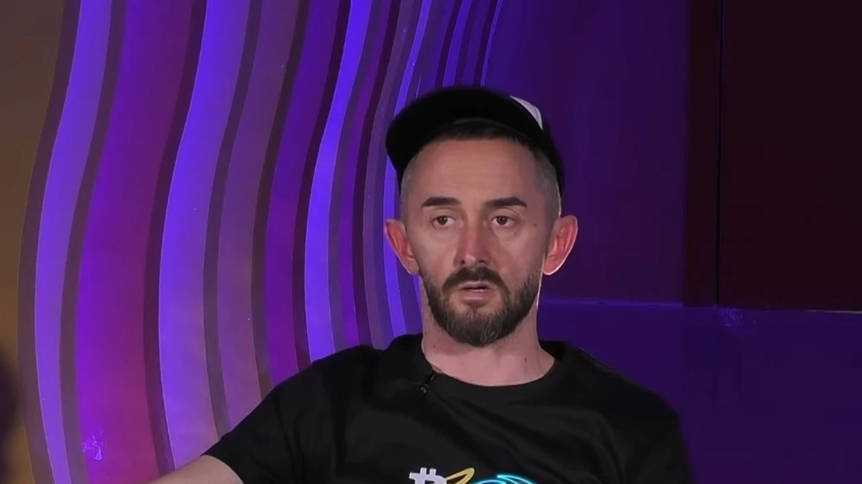 E prezantoi veten si profesor i muzikës, por Ardit Stafaj s’e di kush e ka kompozuar himnin e Shqipërisë