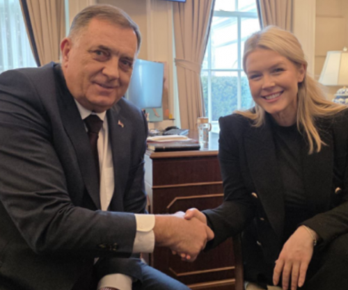 Dodiku në Shtëpinë e Bardhë, takon zëdhënësen e Trumpit, ka veç fjalë të mira për politikën e Presidentit të SHBA-së