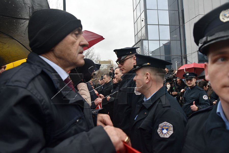 Protestohet edhe para Qeverisë kundër shtrenjtimit të rrymës [foto]