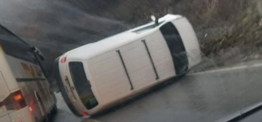 Aksident trafiku në rrugën Gjilan–Kamenicë, një person i lënduar