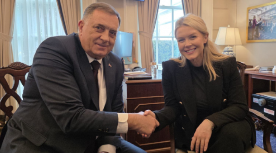 Dodiku në Shtëpinë e Bardhë, takon zëdhënësen e Trumpit, ka veç fjalë të mira për politikën e Presidentit të SHBA-së