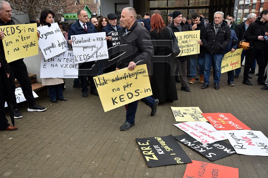 Shumë zhurmë në rrjetet sociale, por pak protestues para KEDS-it kundër rritjes së çmimit të rrymës [foto]