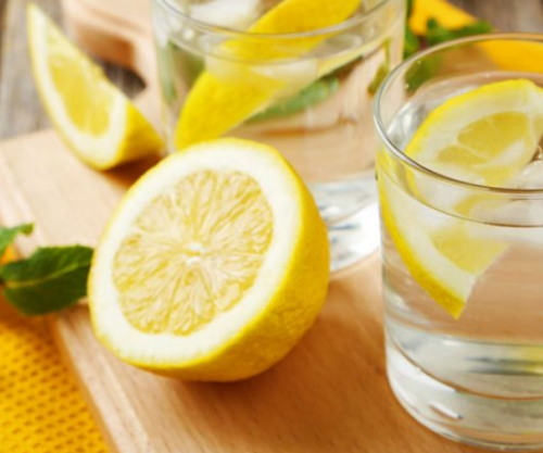 Përfitimet e shumëfishta nga pirja e ujit me limon