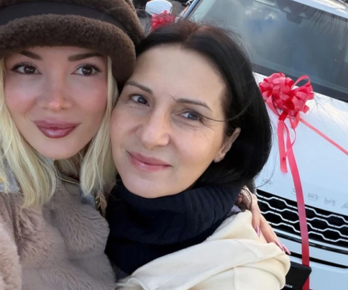 Era Istrefi i bën dhuratë një veturë luksoze të tipit “Range Rover” nënës së saj, Suzanës