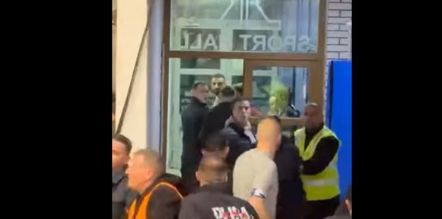 Tensione në ndeshjen e basketbollit mes Prishtinës dhe Pejës, intervenon Policia [video]