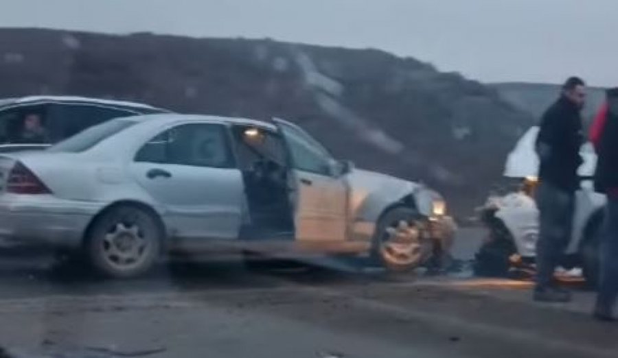 Katër persona të lënduar nga aksidenti në Dollc të Klinës 