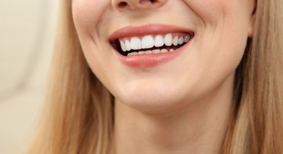 Disa mënyra se si të mbani një buzëqeshje të bardhë