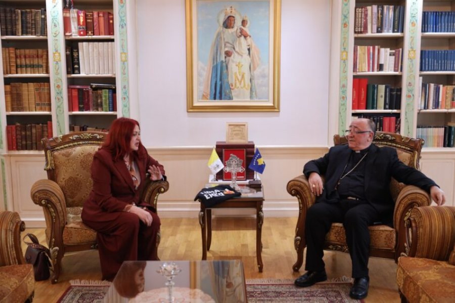 Hoxha pritet nga Imzot Dodë Gjergji në Katedrale – Ipeshkvia e Kosovës mbështet Marshin “Drejtësi, jo politikë”