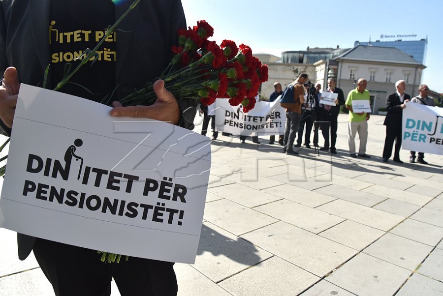 Pensionistët enden sporteleve për të dëshmuar se janë gjallë