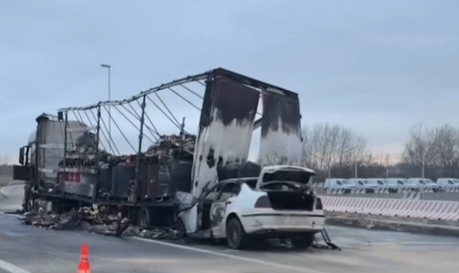 Automjetet u dogjën, shoferi i veturës me lëndime të rënda pas aksidentit me një kamion në Shkup