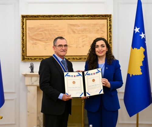 Osmani dekoron mjekun australian me Medaljen “Shën Tereza”