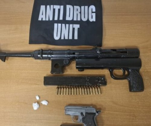 I dyshuari ndalohet në Stacionin e Autobusëve në Mitrovicë, i gjendet kokainë dhe një armë automatike në banesë