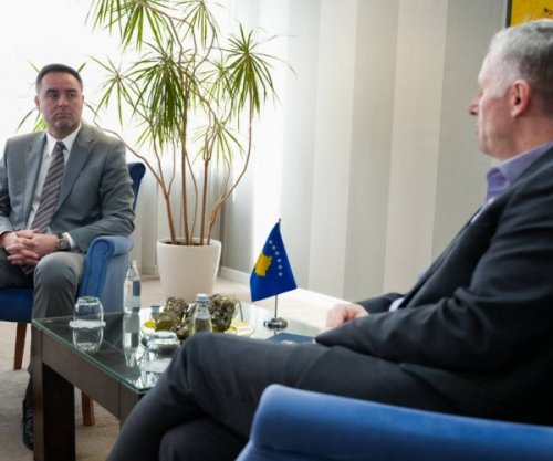 Bislimi i dorëzon detyrën e zëvendëskryeministrit të parë, Glauk Konjufcës