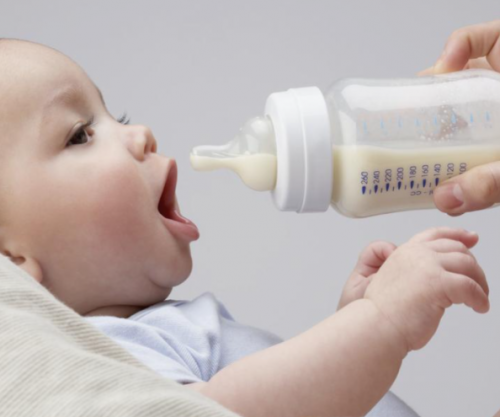 Ushqyerja e foshnjës me shishe, çfarë duhet të dini?