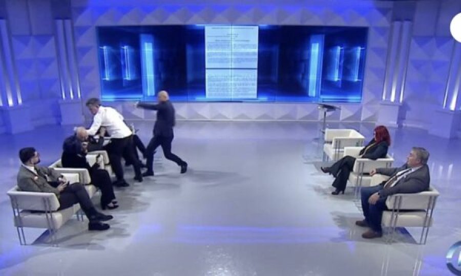 Plas sherri në studio, Berat Buzhala i sulet Albatros Rexhajt, ndërhyn moderatori [video]