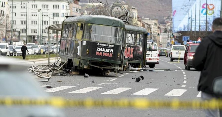 Tramvaji del nga shinat në Sarajevë, një i vdekur
