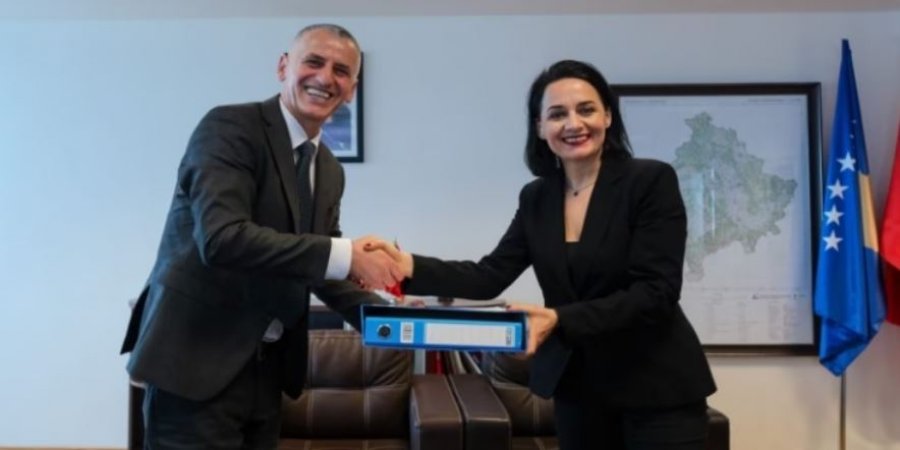 Durmishi ia dorëzon detyrën Pacollit në krye të Ministrisë së Mjedisit