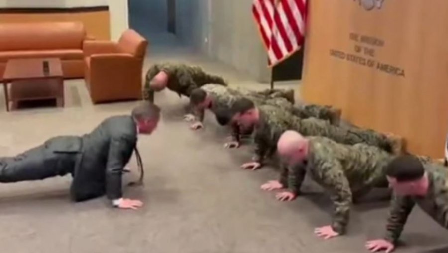 I veshur me kostum dhe kravatë, ambasadori i SHBA-së në OKB bën pompa me marinarët në Gjenevë [video]