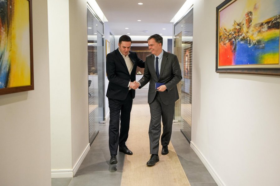 Abdixhiku takohet me ambasadorin e ri hungarez, diskutojnë zhvillimet politike në vend