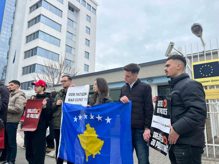 Studentët e UP-së kërkojnë drejtësi para Zyrës së BE-së për ish-pjesëtarët e UÇK-së