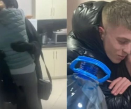 Shpëtoi nga kampet e Sirisë, përqafimi i parë i Eva Dumanit me nënën dhe vëllain në Shqipëri