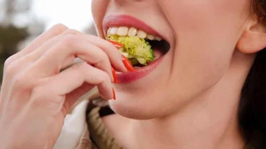 Këto janë ushqimet që ju ndihmojnë të lini duhanin