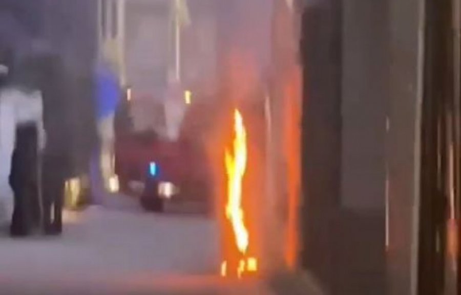 Shpërthen zjarri në një shtyllë elektrike në Prizren