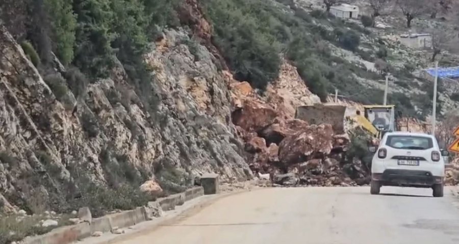 Rënie dherash dhe gurësh në dalje në tunelit të Llogarasë
