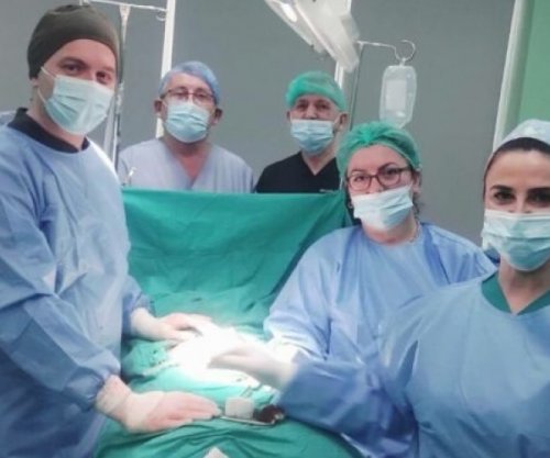 Në Spitalin e Mitrovicës hiqet tumori 4-kilogramësh nga një paciente