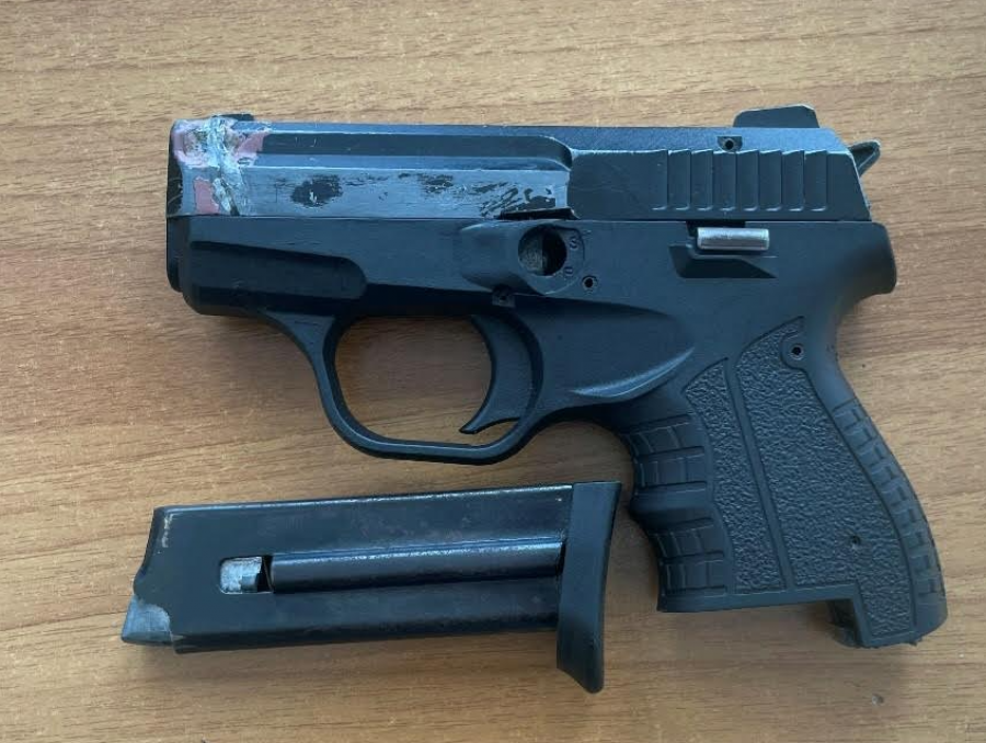 21-vjeçari shoqërohet në polici në Kaçanik, i gjendet pistoletë në shtëpi