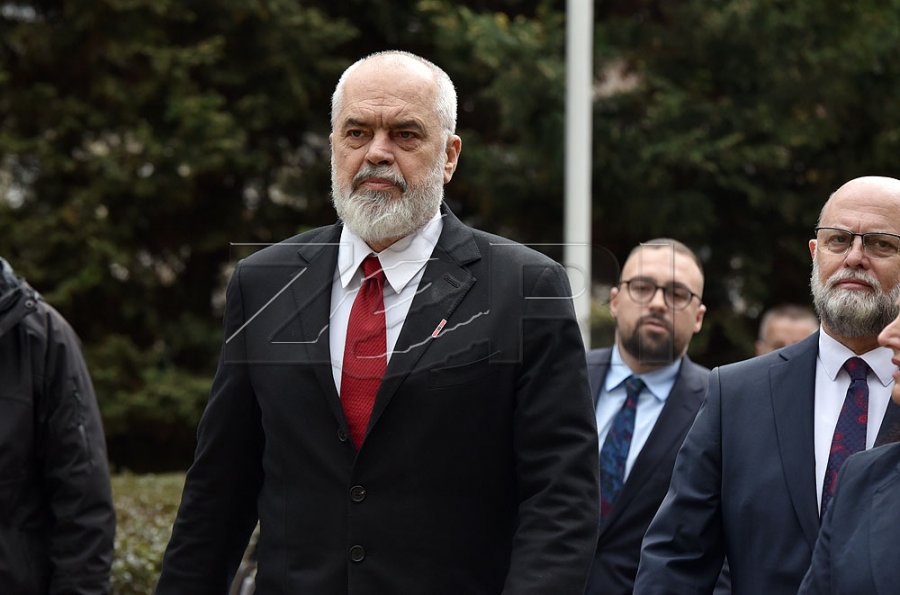 Edi Rama uron besimtarët myslimanë për Ramazan: Agjërim të lehtë e të pranuar