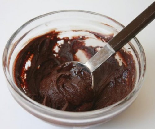 Maskë me kos dhe kakao për t’u dhënë shkëlqim flokëve të dëmtuar