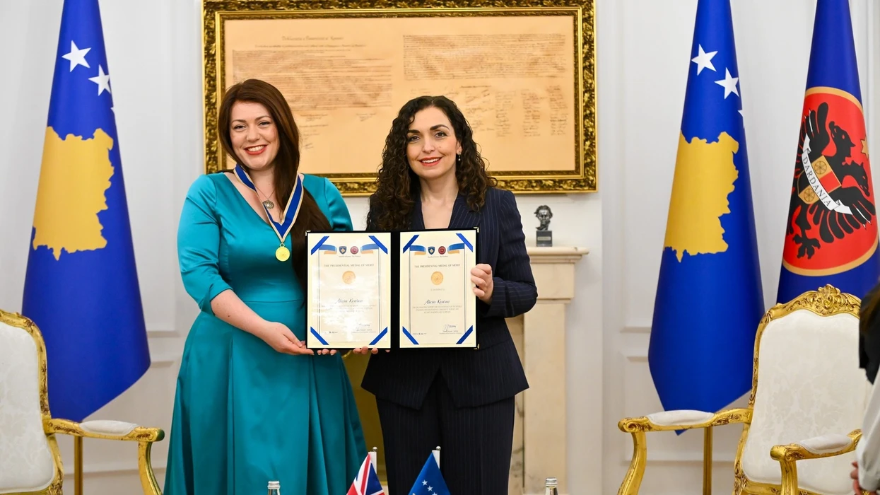 U nderua me Medaljen Presidenciale të Meritave, Kearns: Populli i Kosovës meriton paqe, siguri dhe dinjitet