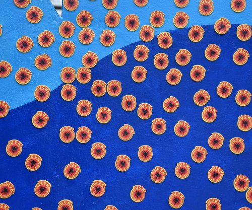 5000 emblema të UÇK-së i vendosen “Newborn”-it në Ditën e Pavarësisë