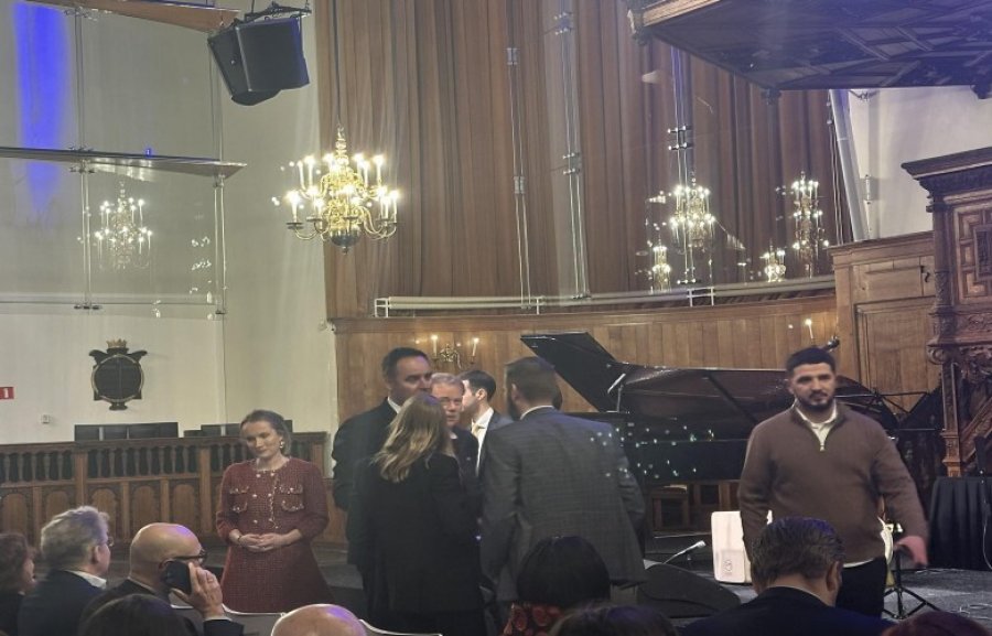 Kryediplomati Konjufca arrin në Hagë