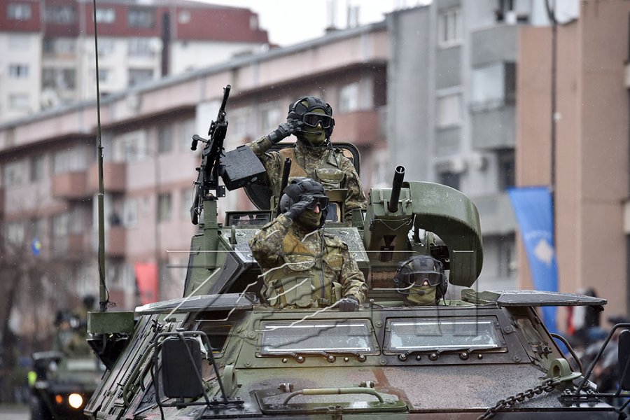 Parakalimi i ushtrisë dhe policisë së Kosovës, përmes fotografive