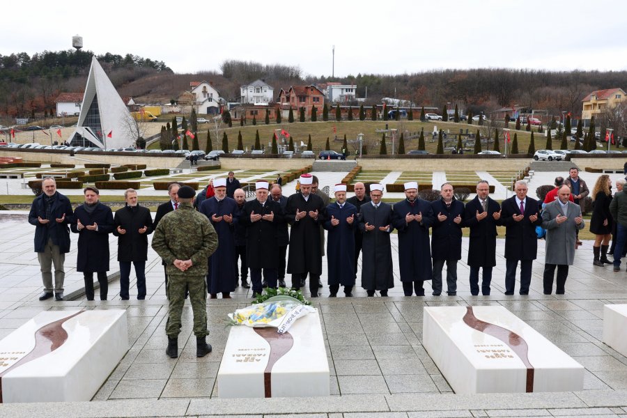 Myftiu Tërnava viziton varrezat e familjes Jashari në Prekaz