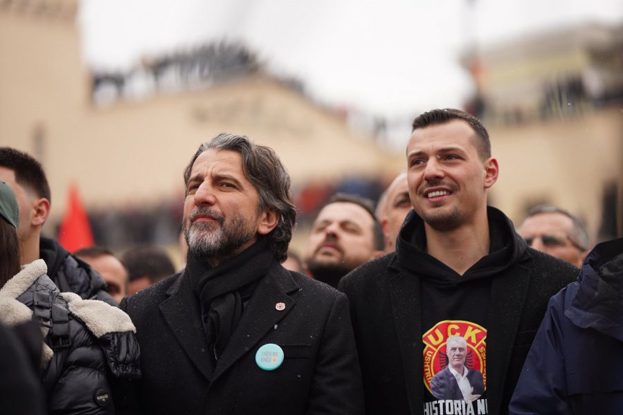 Rama ndan foto me Endrit Thaçin nga Marshi për Drejtësi: Të bashkuar për drejtësi, shtet e për kombin tonë