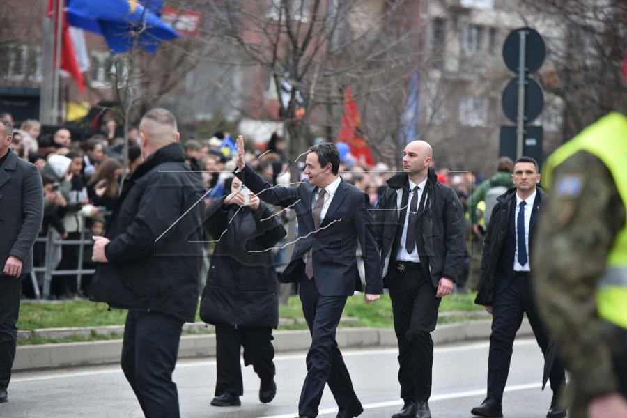 Kurti pritet me duartrokitje në paradën e FSK-së [foto]