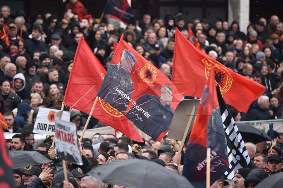 Gjyqi ndaj katërshes së UÇK-së, veteranët paralajmërojnë hapa tjerë: Nuk do të rrimë duarkryq