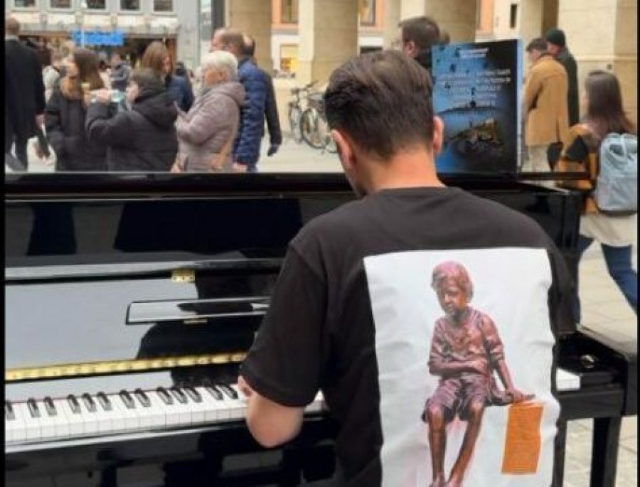 Pianisti kujton në sheshin e Mynihut fëmijët e vrarë gjatë luftës në Kosovë