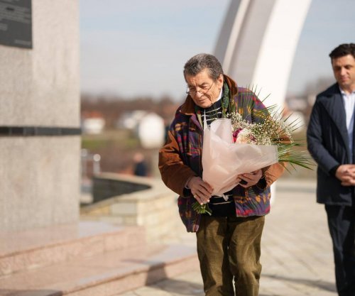 Ish-prokurori në gjyqin kundër Millosheviqit në Hagë viziton Memorialin Përkujtimor në Reçak