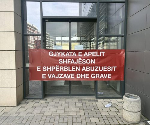 Aksion simbolik, vendoset mbishkrimi “Gjykata e Apelit shfajëson dhe shpërblen abuzuesit e vajzave dhe grave”