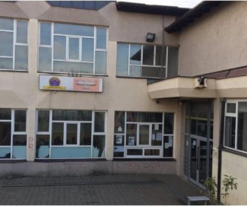 Shkolla “Ismail Qemali” në Prishtinë kundër Drejtorisë së Arsimit, s’e ndryshon orarin e mësimit për Ramazan