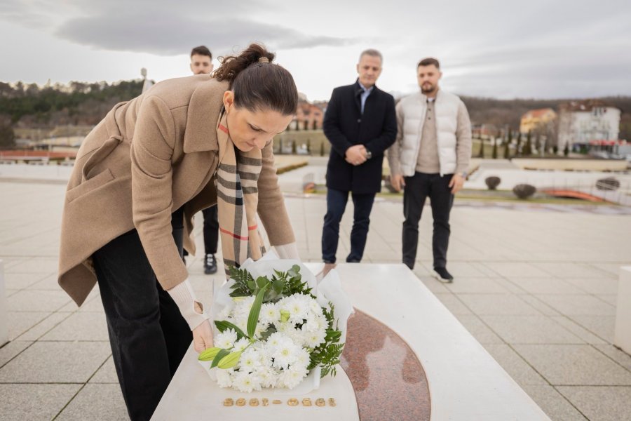 Bekim Jashari dhe motra Besarta kujtojnë babain e tyre Hamëz Jasharin në ditëlindje: Për ty është ndalur koha