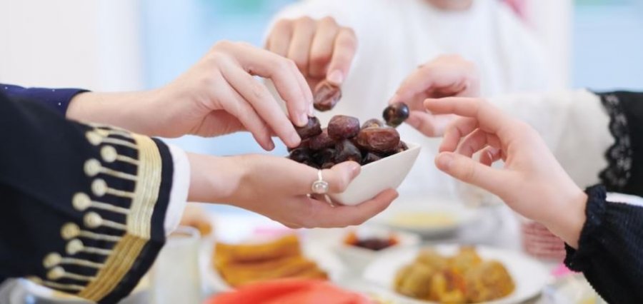 Si të silleni me respekt me njerëzit që agjërojnë gjatë Ramazanit?